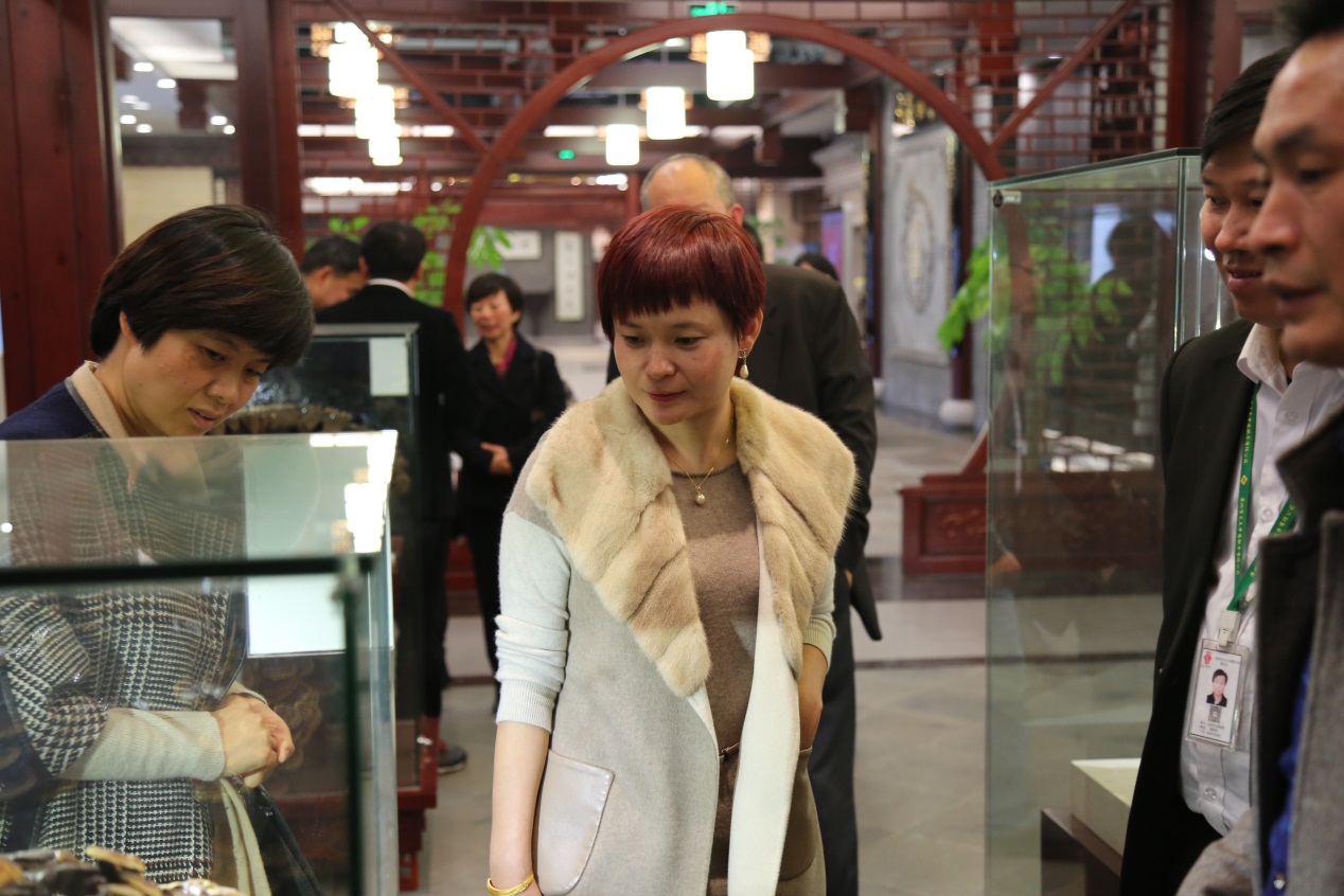無錫市食品藥品監(jiān)督管理局領導來李良濟參觀考察(圖2) 無錫市食品藥品監(jiān)督管理局領導來李良濟參觀考察(圖2)