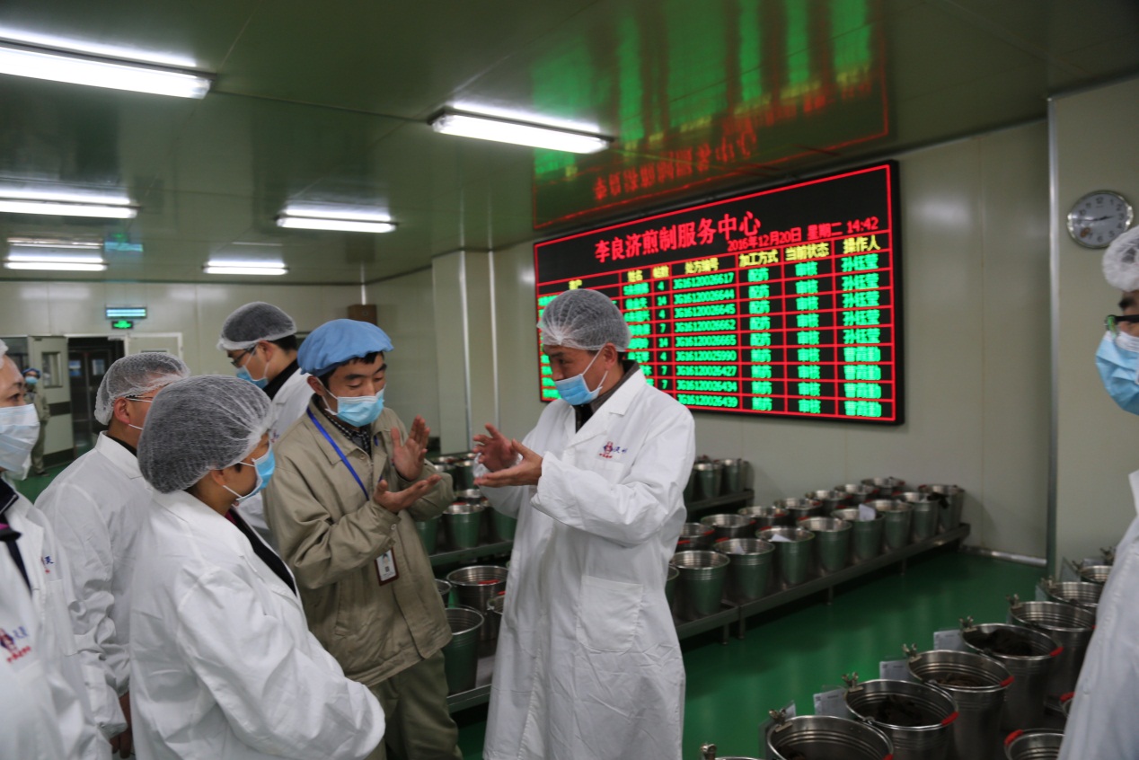 無錫市食品藥品監(jiān)督管理局領導來李良濟參觀考察(圖4) 無錫市食品藥品監(jiān)督管理局領導來李良濟參觀考察(圖4)