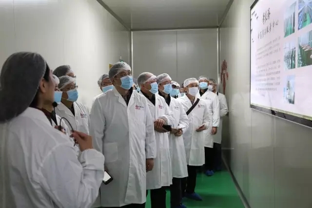 江蘇省中醫(yī)藥學(xué)會百余位專家老師參觀訪問李良濟(圖2) 江蘇省中醫(yī)藥學(xué)會百余位專家老師參觀訪問李良濟(圖2)