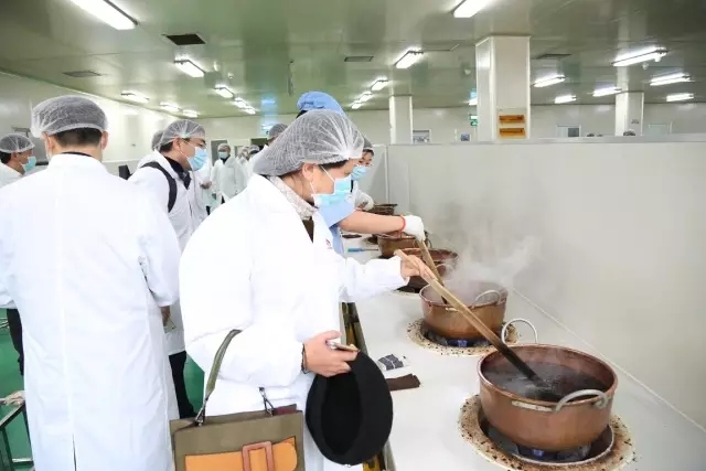 江蘇省中醫(yī)藥學(xué)會百余位專家老師參觀訪問李良濟(圖6) 江蘇省中醫(yī)藥學(xué)會百余位專家老師參觀訪問李良濟(圖6)